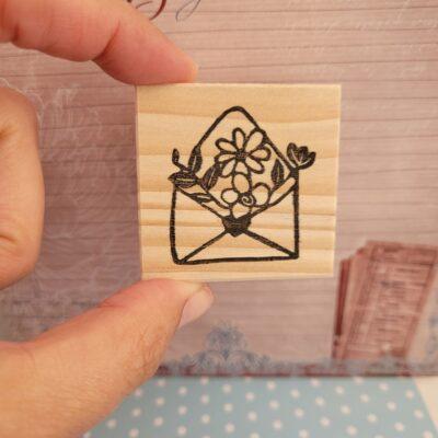 Tampon bois scrap enveloppe à fleurs snail mail
