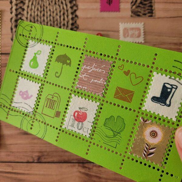 Planches de timbres décoratifs imprimés avec des tampons gravés à la main et des découpes uniques